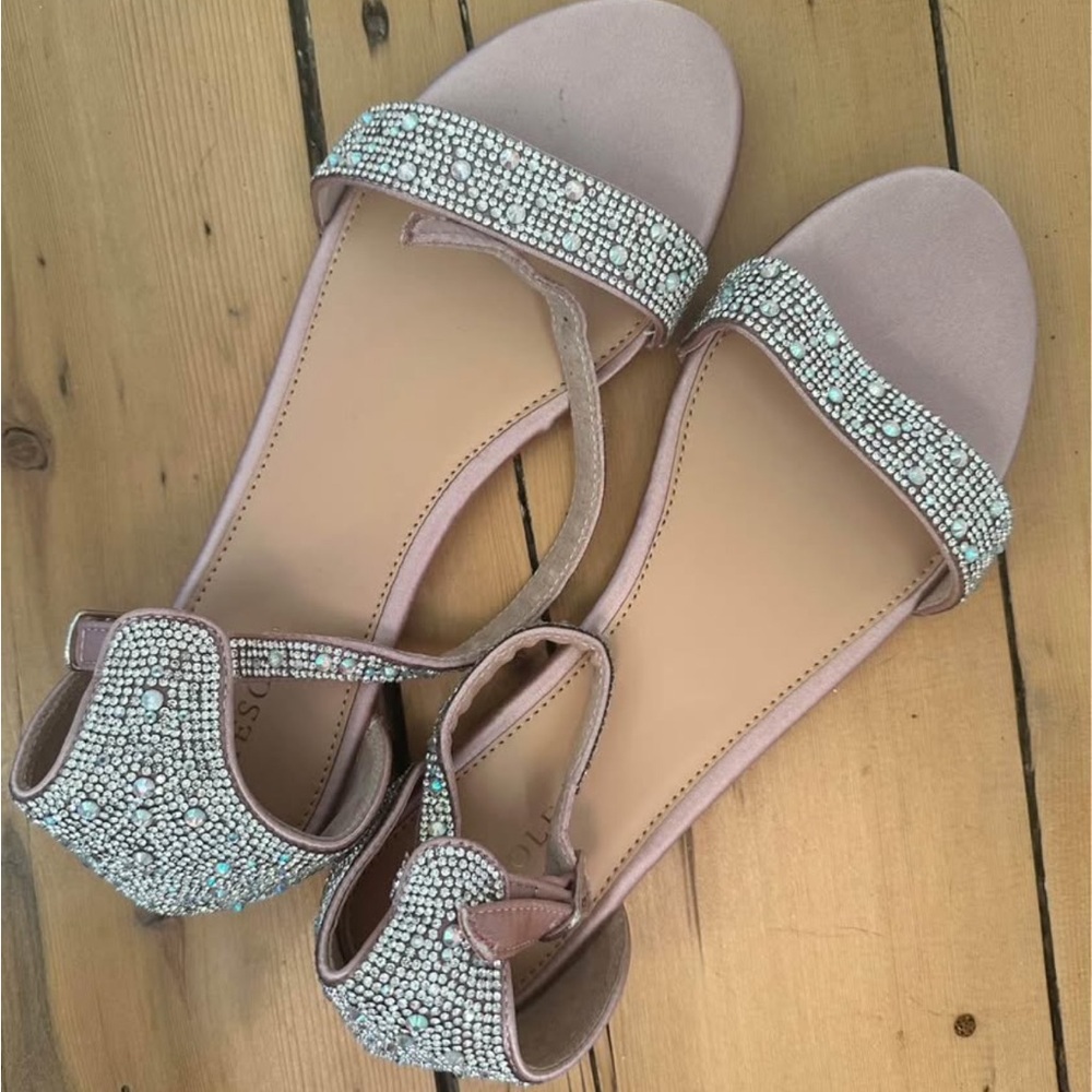 ✨NWT✨Women’s Strappy Flat Rhinestone Sandals